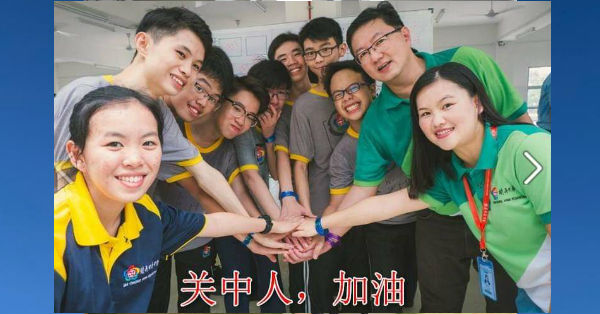 蔡若峰（右2）与老师学生打一片，关系融洽。