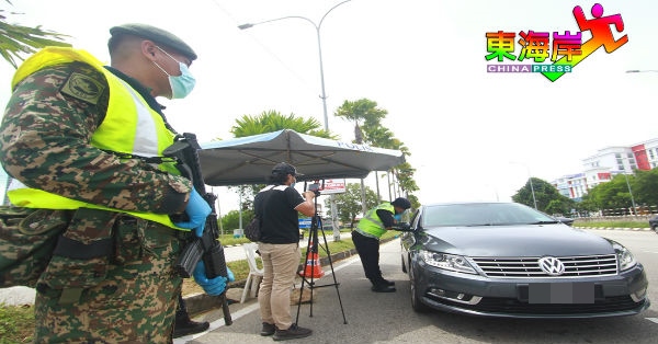 军警严守路障把关，逐一盘问从关丹丹绒隆坡，欲进入关丹市区的车主。