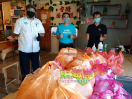 一包面食做慈善     早餐小贩合捐逾50包早餐    助区内贫困家庭