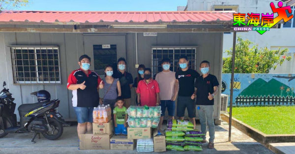 缺乏物资的CASA HARAPAN孤儿院获关丹华青合资捐助，左为捐助者代表黄富铭及热心友好将物资送抵孤儿院。