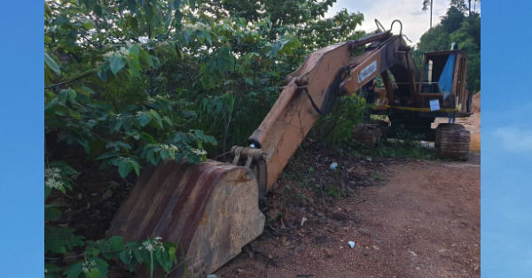 彭州森林局当场充公一辆挖泥机。