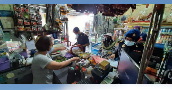 彭州贸消局官员造访城市郊区杂货店检查必需品价格。（图取自彭州贸消局面子书）
