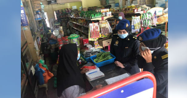 彭州贸消局官员向杂货店业主了解货源供应及价格。（图取自彭州贸消局面子书）