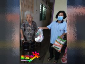 马华会妇女组 马华志工团    分派米粮给贫户