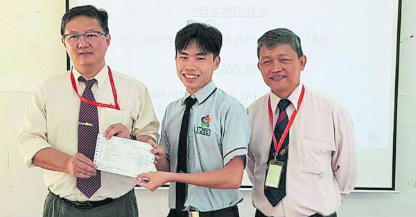 黄俊玮（左2）在大马教育文凭考试取11A的佳绩。