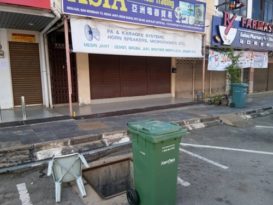 沟渠铁盖失踪  好心人围洞口免发生悲剧