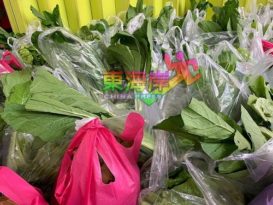 热心商家捐献日常食品蔬菜 由基羌区村长转交