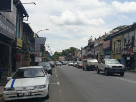 行动管制令未结束 劳勿大街车多　泊车位满