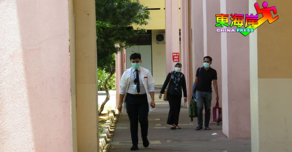 关丹中央医院的医护人员及到访者，皆佩戴口罩，保障自身安全。