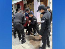 ◤行动管制◢外出遇警检   罗兴亚男子反抗拒捕      警车內撒尿