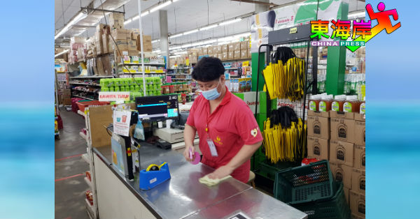 随时清洁消毒柜台成了超市收柜员的指定动作。