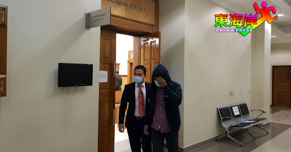 慕哈末纳斯鲁哈菲兹（右）承认接受贿金调包含毒尿液罪名后，被判罚款3000令吉。