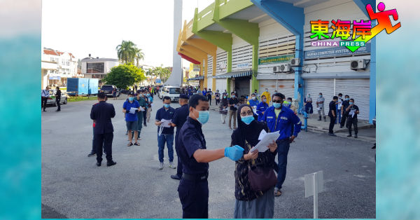 关丹警方周四转移阵地到关丹达鲁马慕体育场，设立专属办理柜台。