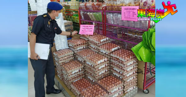 贸消局执法官员每日不停突巡鸡蛋市场售价情况。