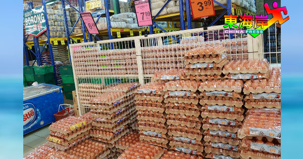 各级别鸡蛋因产量过剩，近日成了比统制顶价更低价格抛售的热门商品。