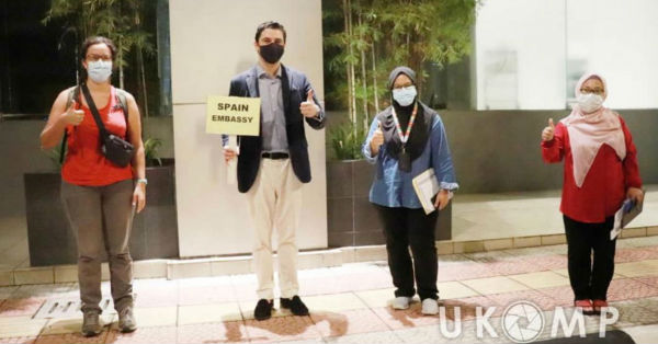 外籍游客都陆续到达吉隆坡及由彭州政府秘书处国际部负责人，哈兹丽娜（左4）送到各自的大使馆。