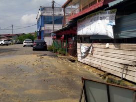 文德甲新村水管破裂 黄泥水流入附近食店