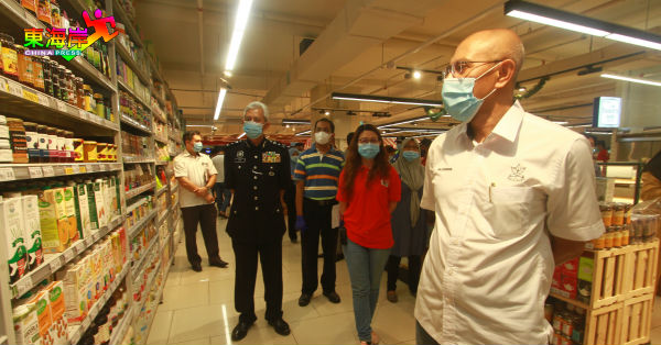 沙烈胡丁（右）巡视Jaya Grocer超市。