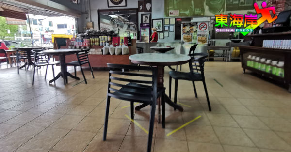 有条件管制令下，关丹咖啡店遵守标准作业程序（SOP），桌子与桌子的摆设保持2公尺的距离。