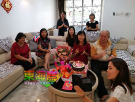 劳勿中竞华小在线上为黄华娟老师进行荣休仪式