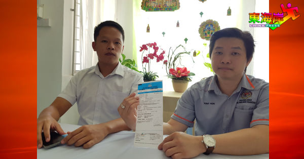 陈俊广（左）及许殷瑜要求关丹市议会重新检讨调整幅度惊人的泊车罚单款项。
