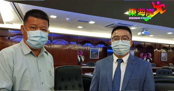 沈春祥（左）陪同胡玖林交待厂方解决裁员风波诚意。