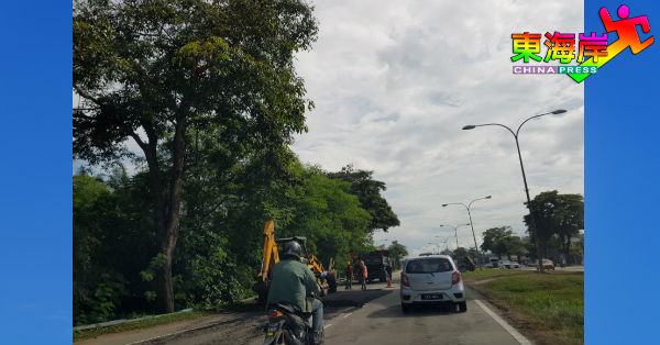 Roadcare 公司封闭左侧路段修补马路工程，造成阻塞。