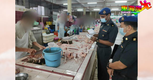 彭州贸消局执法人员前往关丹大巴刹查视肉鸡零售市价及供应量。