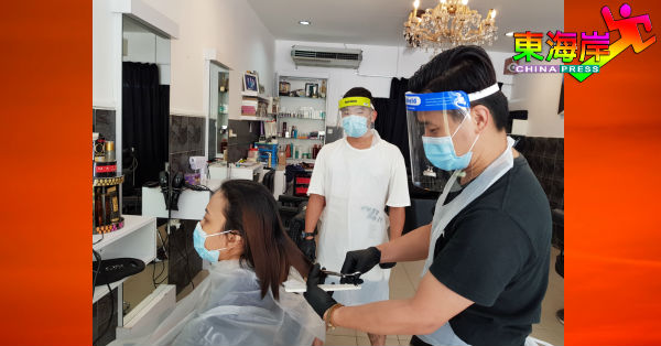 兄弟档美发师雷光前（右）及雷光发已做好为客户提供美发护理服务。
