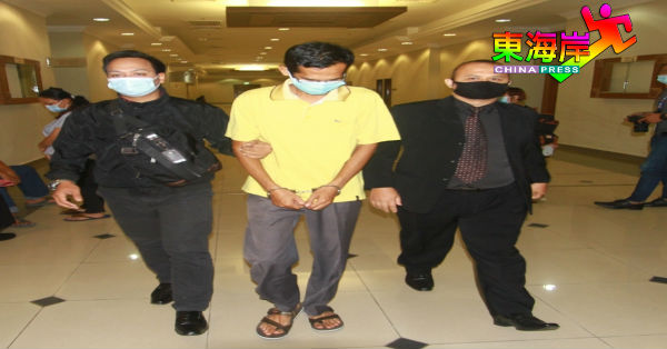 阿末卡马（中）承认收贿交替控状罪名被判监禁后，由反贪会官员押离法庭。