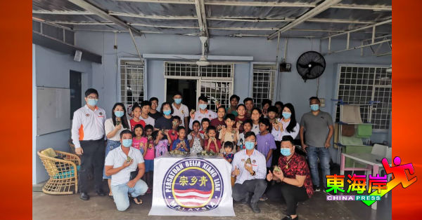 马来西亚宗乡青联合总会彭亨州分会一行人到访关丹拉法儿童之家。