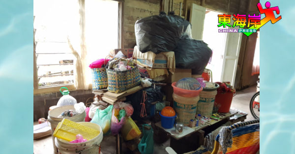 王兰妹住所因无人打理家居环境，屋内包括房间都堆满杂物。