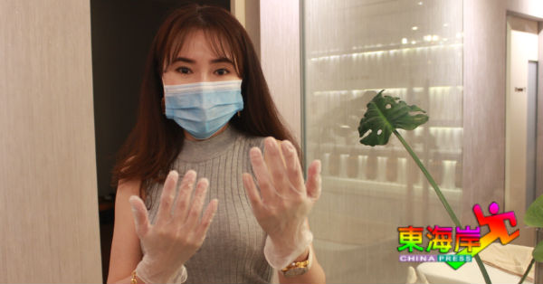 林燕妮：为顾客提供脸部护理时，会戴上一次性手套。