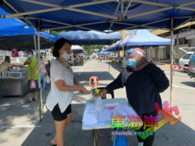 摊位外拉起界线保持距离  关丹大巴刹露天熟食摊位 恢复营业