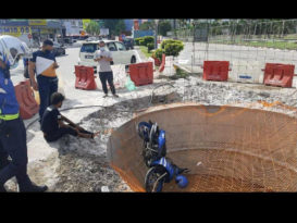 摩哆撞入建设排污管工程“湖口”