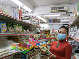 子女自制蛋糕庆父亲节  烘培原料店生意火红