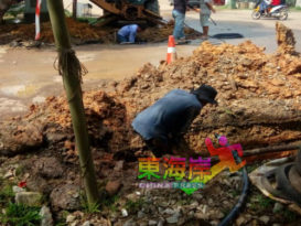 路口水管爆 百乐水务派人解决  居民赞效率高