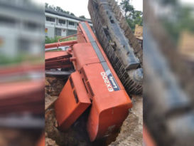 疑下雨泥土塌陷   神手陷入洞内倾翻