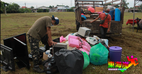 彭州固体废料公共卫生管理机构职员，纷纷把可回收物品搬上罗里。