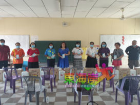 劳勿慈善COVID 19志愿特工队  赠物资给23间学府