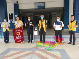 劳勿国际狮子会 赠10台脚踏式搓手液給前线人员及学校