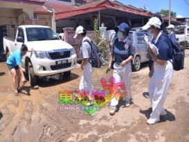 劳勿慈济志工在吉流新村慰问水灾住户灾黎