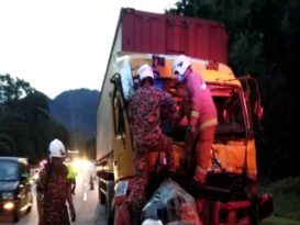 罗里撞拖格罗里罗里司机夹在座位获救