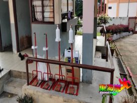 文冬农民公会捐华小 4脚踏搓手液挤压器