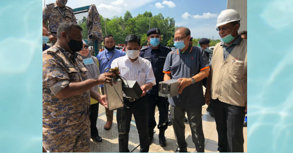 关丹市议会主席拿督韩旦（左2）在突击“挖矿站”检视所充公的挖矿仪器。（取自关丹市议会面子书）