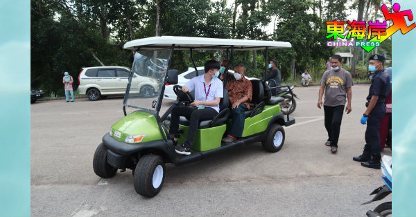 珍尼补选投票站出动高尔夫球车接载乐龄选民。