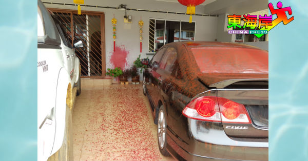 潘先生泊放在住家车房的货卡及轿车，被泼中红漆。