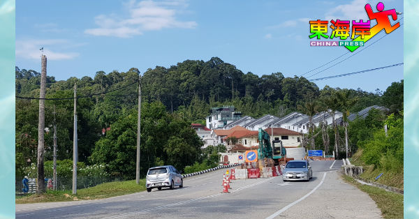 关丹拿督巴哈马路往东姑慕哈末路段也因涉及工程，双车道变单车道。