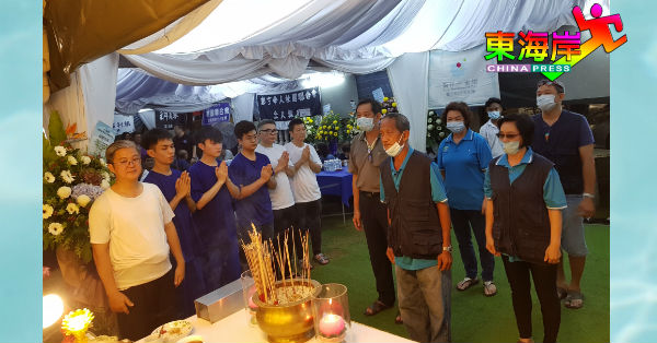 关丹潮州会馆福利组成员在陈镁财（右2）带领下，向李金星老先生致祭，左为李文辉。