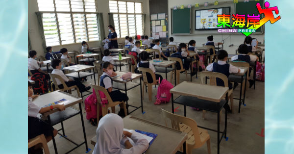 关丹中菁二校一年级学生于复课首日，都做足防疫要求和遵守社交距离。